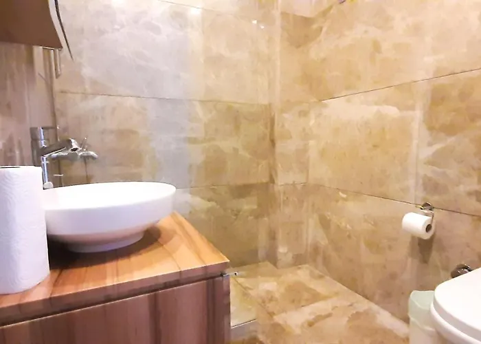 Private With Pool And Garden 别墅