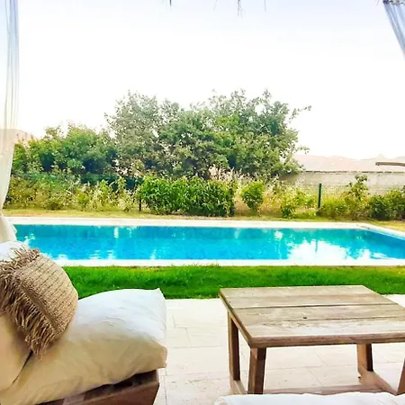 Villa Private With Pool And Garden