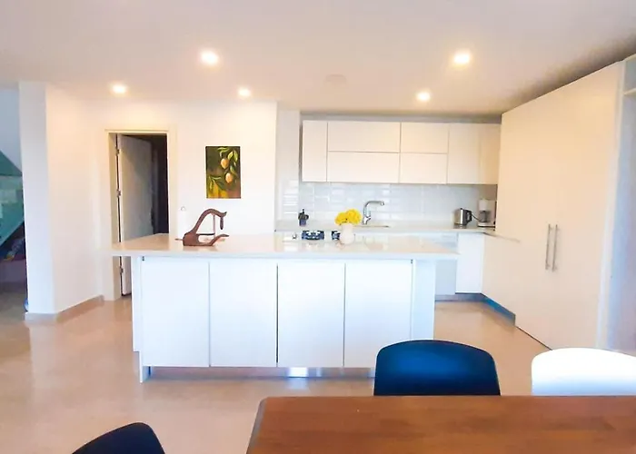 Private With Pool And Garden فيلة