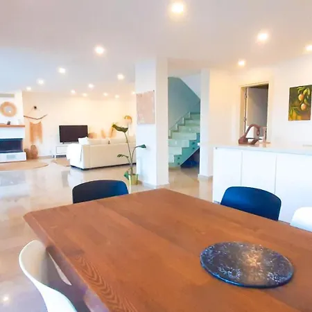 Vilă Private With Pool And Garden